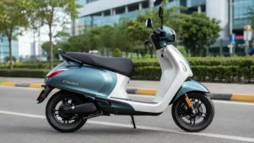 Bajaj Chetak इलेक्ट्रिक स्कूटर स्ट्रीट पर खड़ी हुई